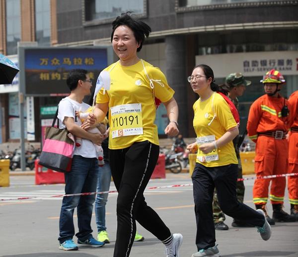 快乐集结 幸福开跑——中原银行三门峡分行200名员工组团参加马拉松赛 (1)